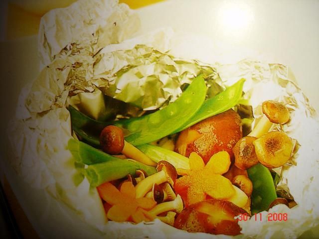 Łosoś z warzywami pieczony w paczuszce Łosoś z warzywami pieczony w paczuszce