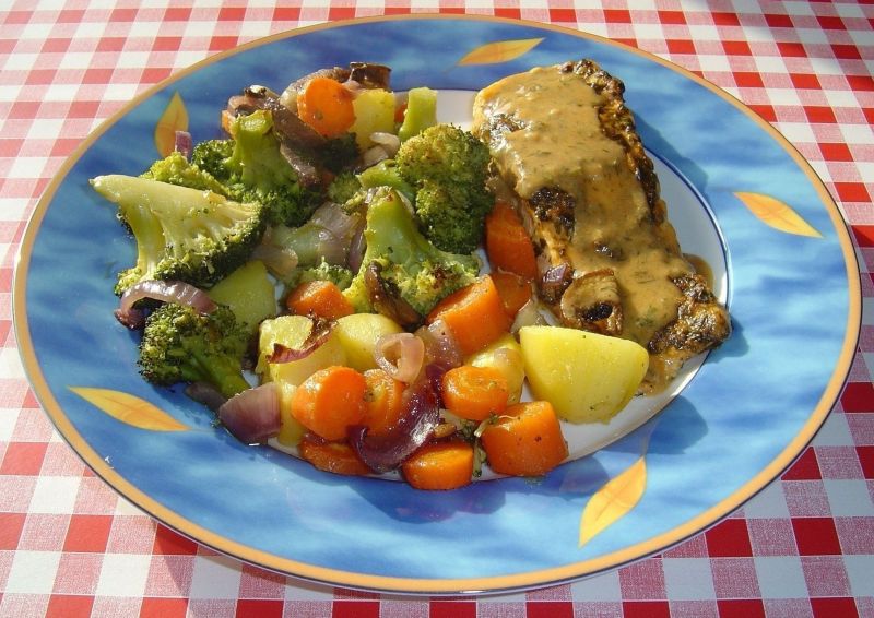 Łosoś z warzywami w sosie musztardowo - cytrynowym