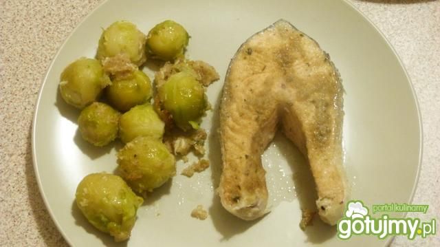 Łosoś z zapiekaną brukselką