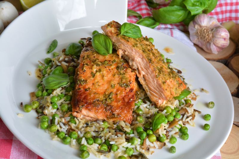 Łosoś z zielonym groszkiem  pieczarkami Łosoś z zielonym groszkiem  pieczarkami