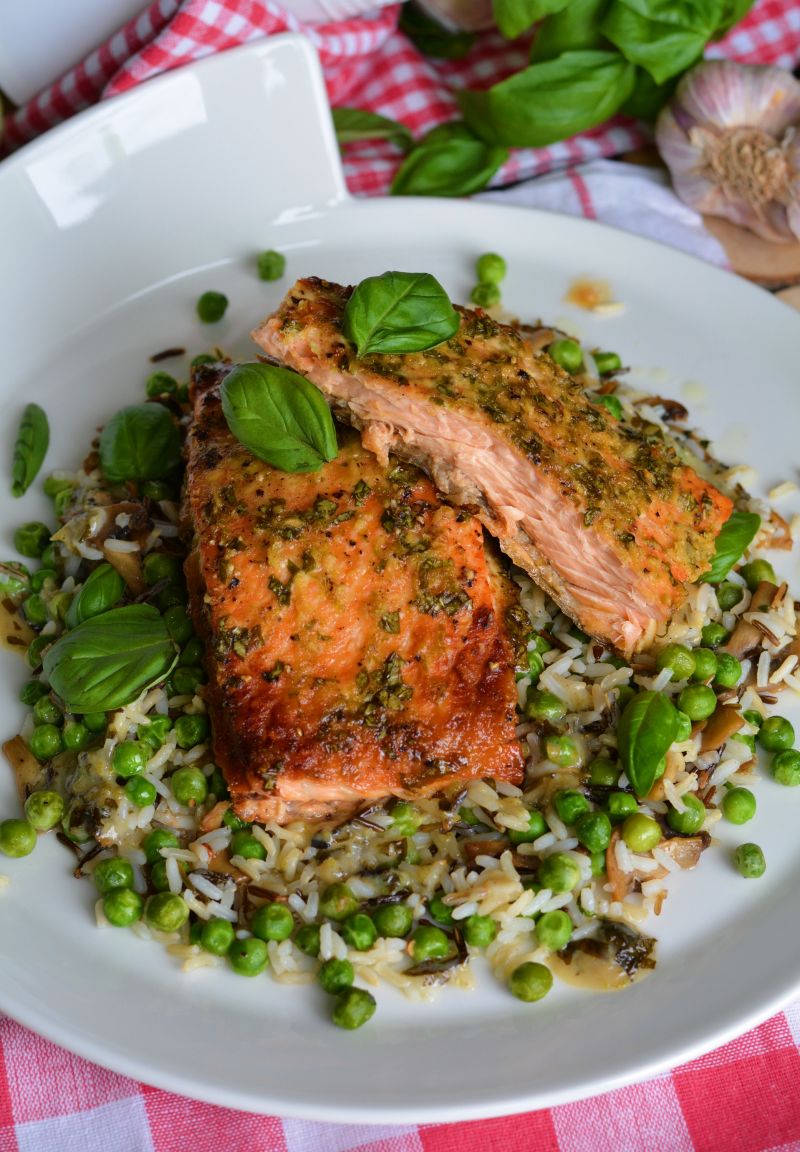 Łosoś z zielonym groszkiem  pieczarkami Łosoś z zielonym groszkiem  pieczarkami