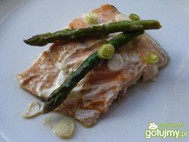 Łosoś zapiekany razem ze szparagami