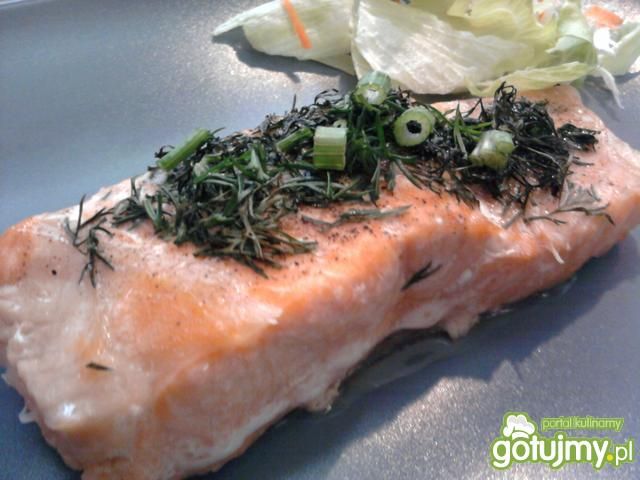 Łosoś zapiekany w folii z masłem Łosoś zapiekany w folii z masłem