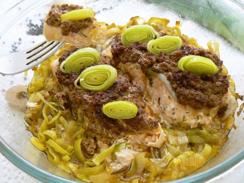 Łosoś zapiekany z pesto pomidorowym  Łosoś zapiekany z pesto pomidorowym