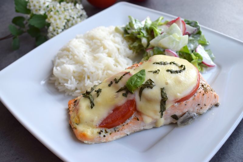 Łosoś zapiekany z pomidorem i mozzarellą