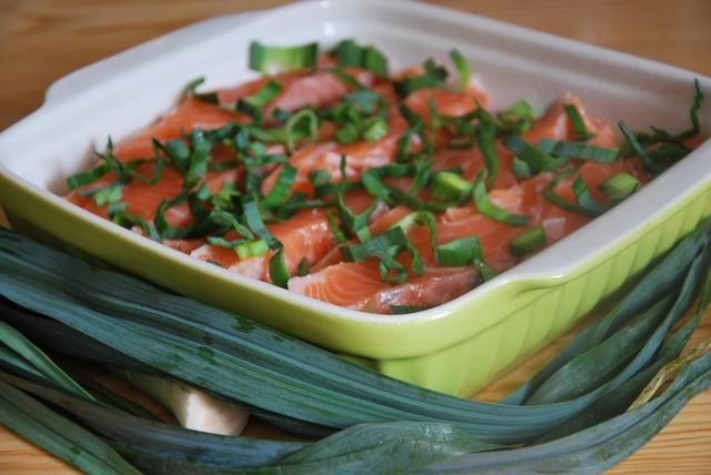 łosoś zapiekany z porem 