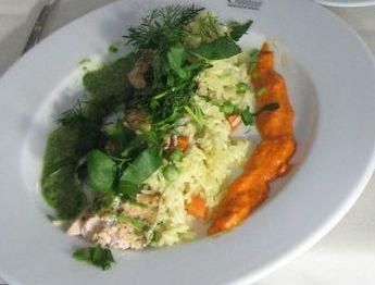 Łosoś zapiekany z ryżem i sosem z zielon