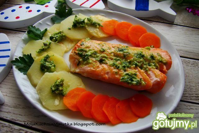 Łosoś zapiekany z sosem pesto