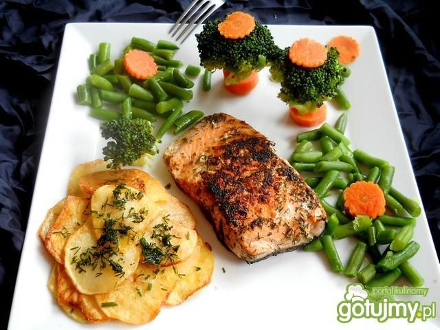 Łosoś ze smażonymi ziemniaczkami 