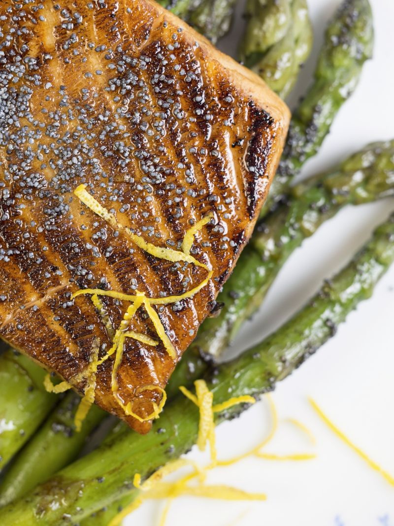 Łosoś ze szparagami i makiem