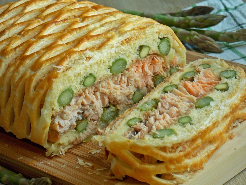 Łosoś ze szparagami w cieście francuskim Łosoś ze szparagami w cieście francuskim