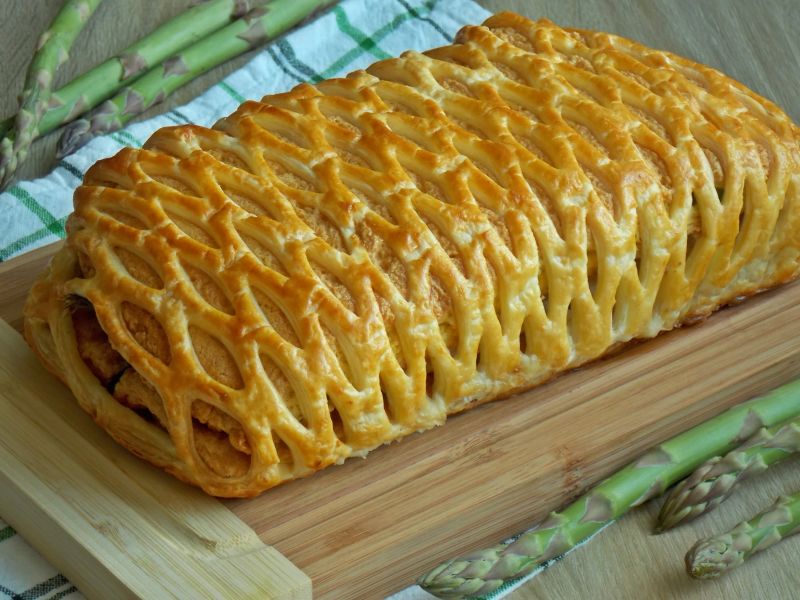 Łosoś ze szparagami w cieście francuskim Łosoś ze szparagami w cieście francuskim