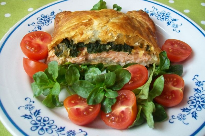 Łosoś ze szpinakiem zapiekany w cieście francuskim Łosoś ze szpinakiem zapiekany w cieście francuskim
