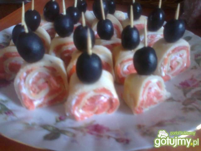 Łososiowe roladki z naleśnika