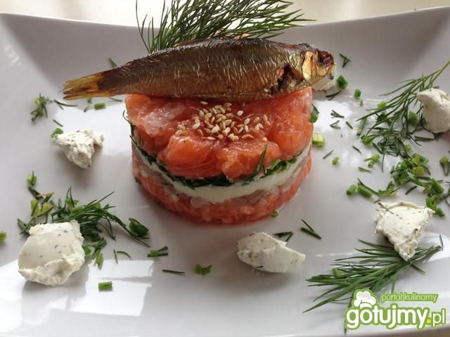 Łososiowy tatar z chrzanem i sardynkom