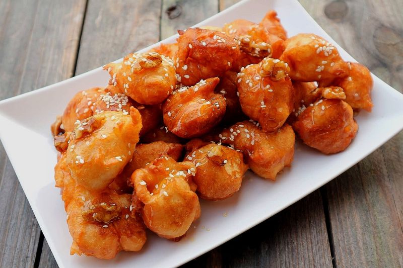 Loukoumades – greckie mini pączki z miodem Loukoumades – greckie mini pączki z miodem