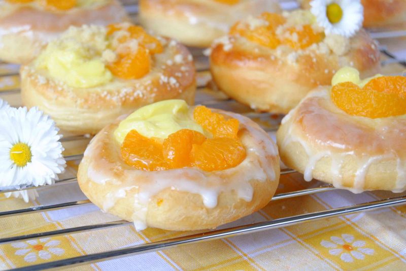 Lukrowane drożdżówki z mandarynkami