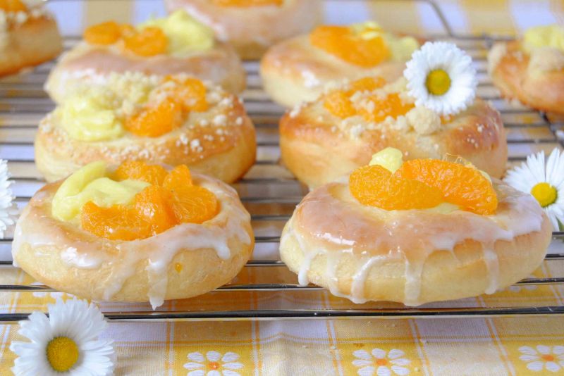 Lukrowane drożdżówki z mandarynkami