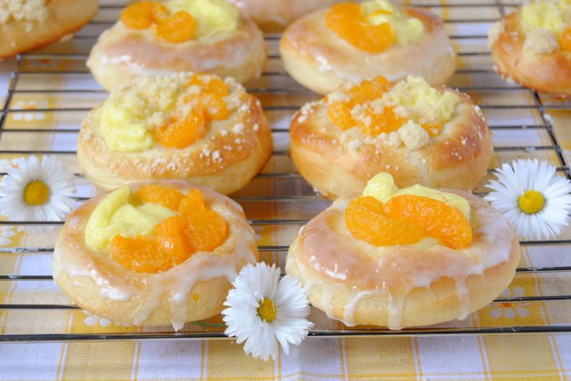 Lukrowane drożdżówki z mandarynkami