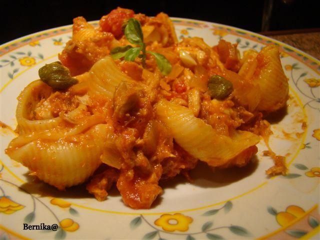 Lumaconi, tuńczyk kapary i pomidory