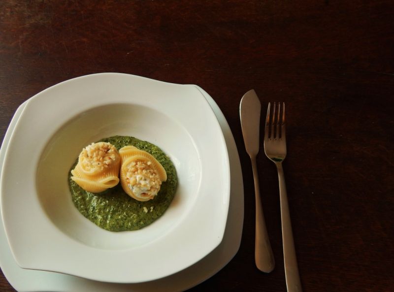 Lumaconi z ricottą, pesto i orzechami macadamia  Lumaconi z ricottą, pesto i orzechami macadamia