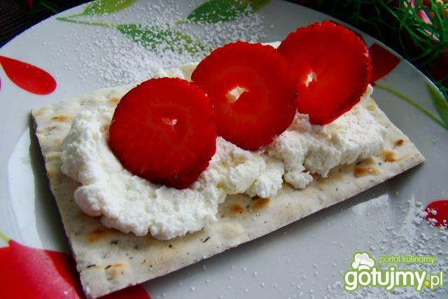 Maca na słodko z truskawkami 