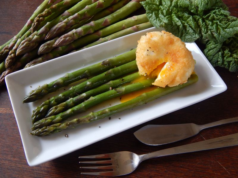 Majowe szparagi z jajkiem na miękko