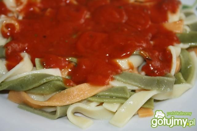 Makaron 3 kolory z włoskim sosem Makaron 3 kolory z włoskim sosem