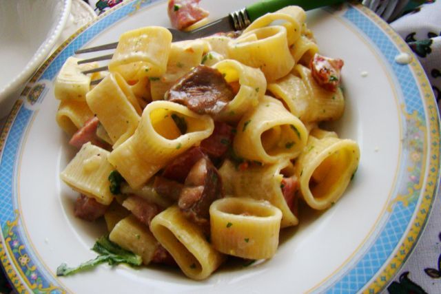 Makaron calamari z kiełbasą i maślakami Makaron calamari z kiełbasą i maślakami