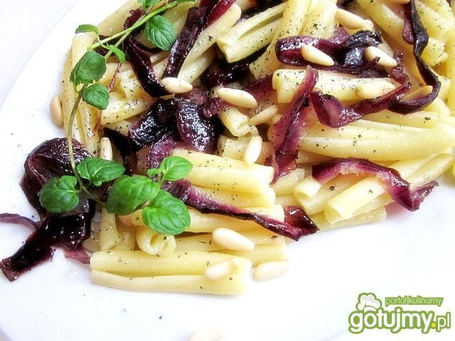 Makaron casarecce  z czerwoną cebulą Makaron casarecce  z czerwoną cebulą