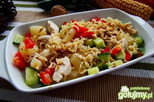 Makaron chiński z ananasem i warzywami 