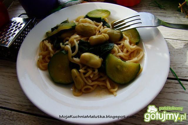 Makaron chiński z cukinią i bobem