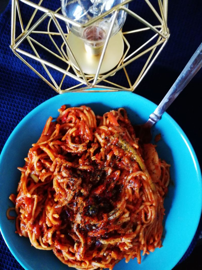 Makaron chow mein z fasolą i warzywami Makaron chow mein z fasolą i warzywami