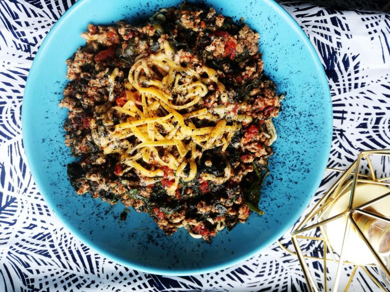 Makaron Chow Mein z indykiem i szpinakiem Makaron Chow Mein z indykiem i szpinakiem