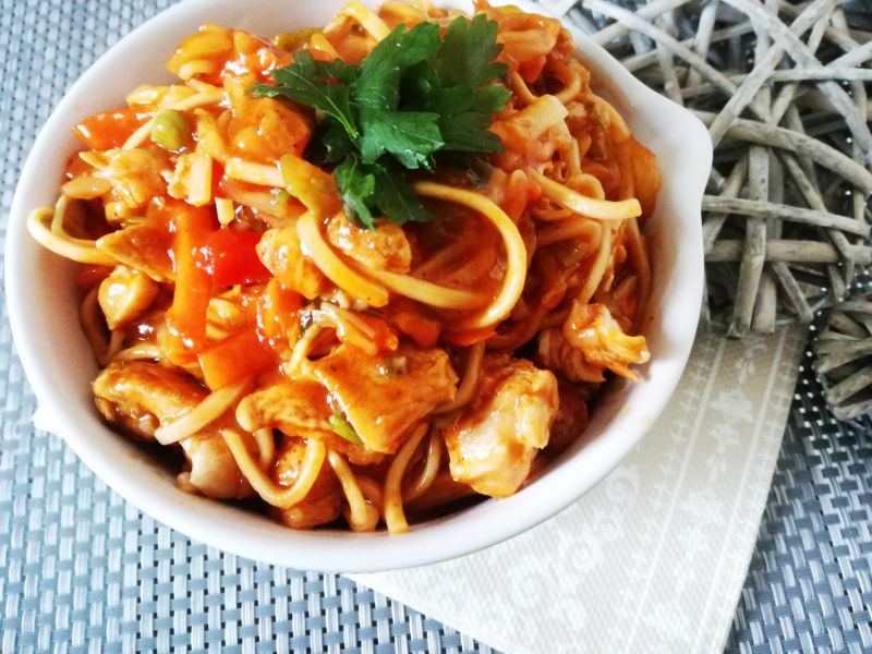 Makaron chow mein z kurczakiem 