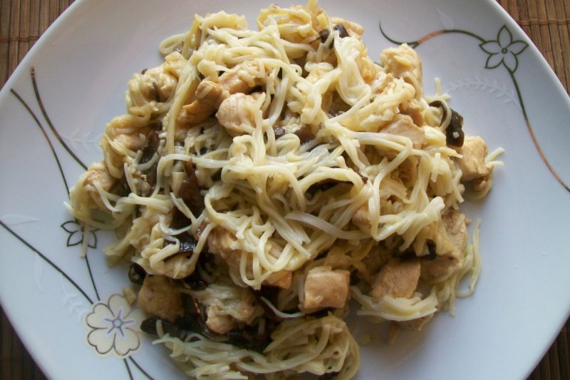 Makaron chow mein z kurczakiem i grzybkami mun