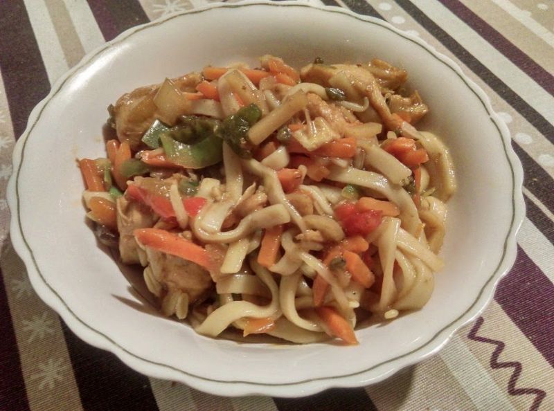 Makaron chow mein z kurczakiem i warzywami Makaron chow mein z kurczakiem i warzywami