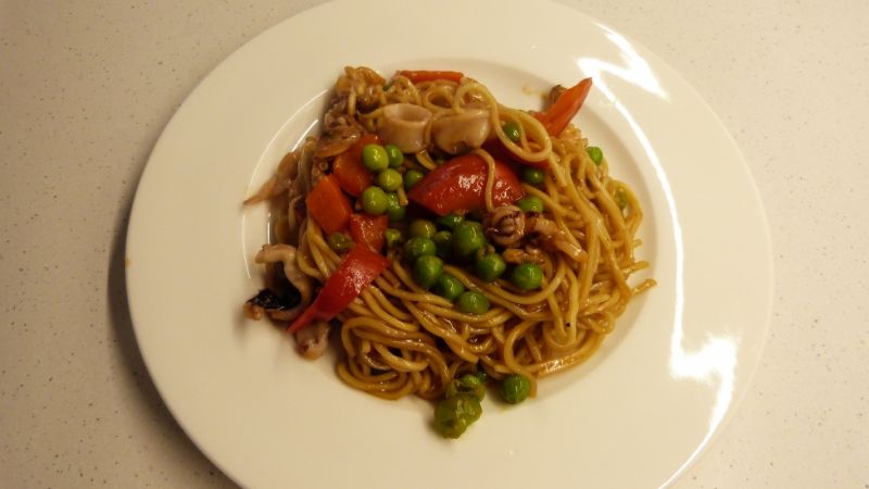 Makaron chow mein z owocami morza Makaron chow mein z owocami morza