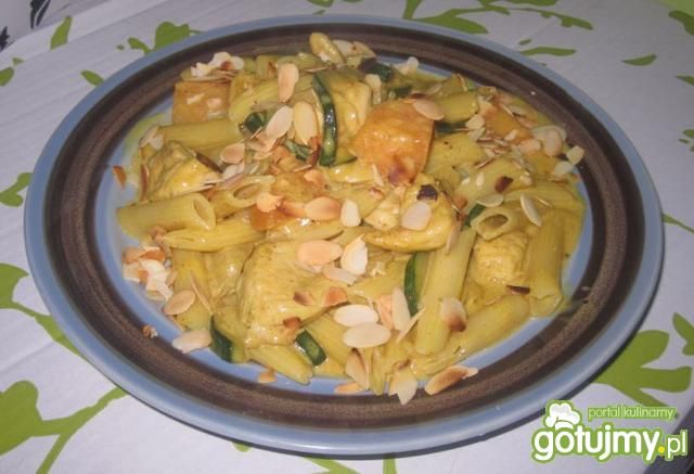 Makaron curry z kurczakiem i melonem Makaron curry z kurczakiem i melonem