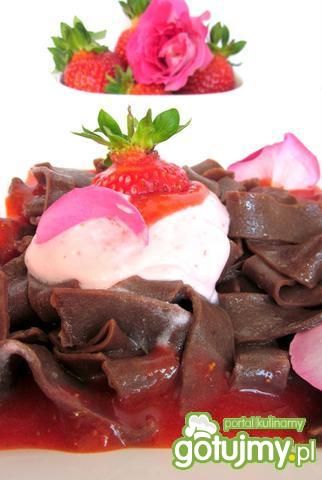 Makaron czekoladowy truskawkowo- różany 