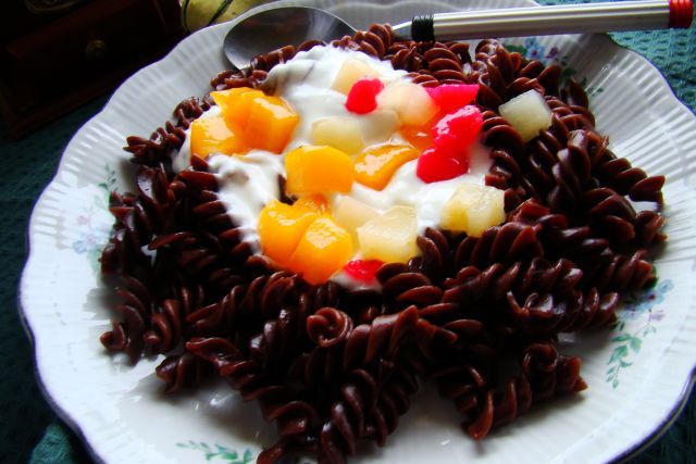 Makaron czekoladowy z bitą śmietaną