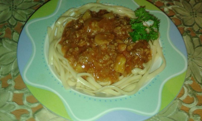 Makaron do spaghetti z sosem Makaron do spaghetti z sosem