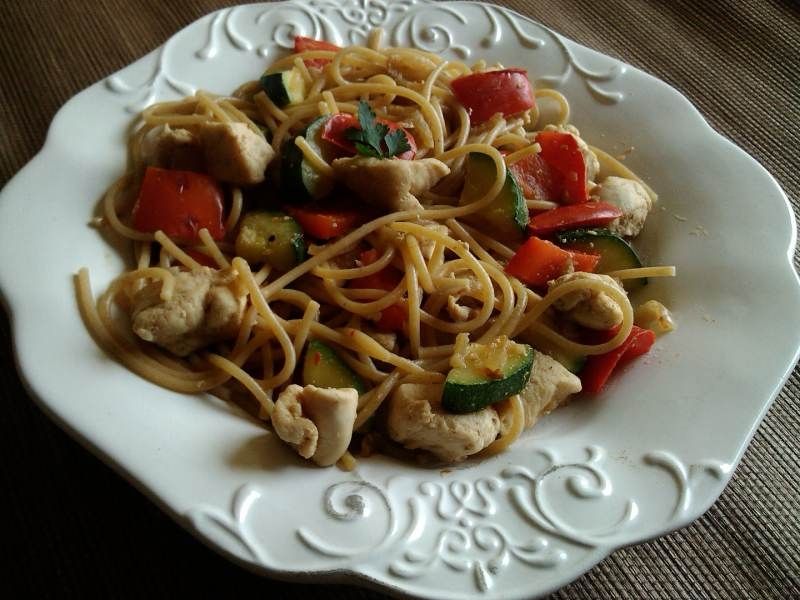 Makaron durum z kurczakiem papryką i cukinią Makaron durum z kurczakiem papryką i cukinią