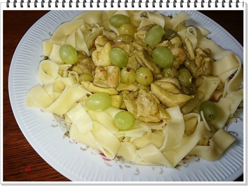 Makaron Eli z gulaszem mięsno winogronowym Makaron Eli z gulaszem mięsno winogronowym