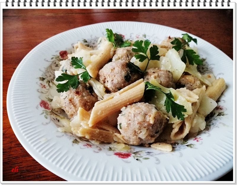 Makaron Eli z kapustą i pulpetami