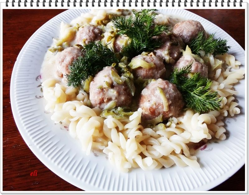Makaron Eli z pulpetami w sosie korniszonowym 