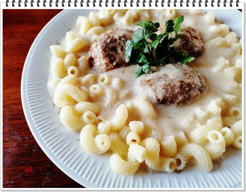 Makaron Eli z sosem chrzanowym i mielonymi