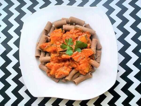 Makaron gryczany z cukinią w sosie pomidorowym