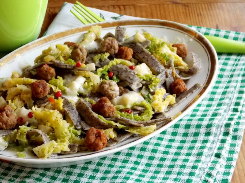 Makaron gryczany z kapustą włoską i pulpecikami