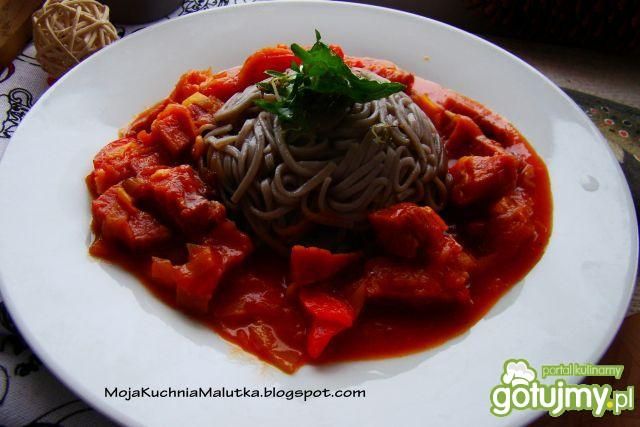 Makaron gryczany z poledwiczką w sosie